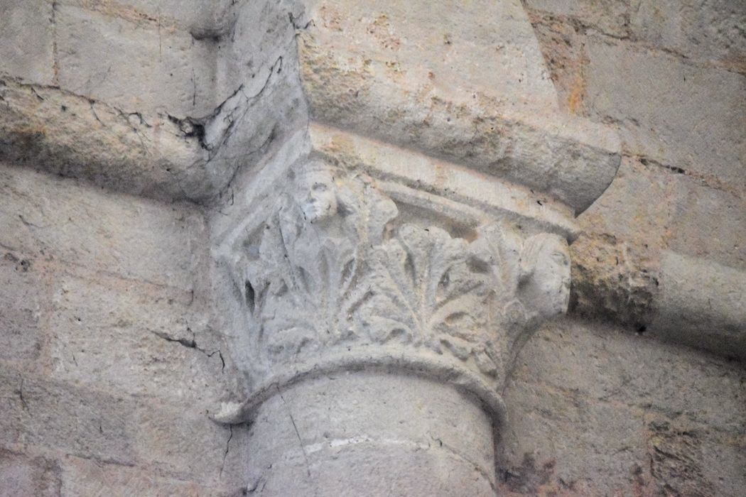 Ancienne abbaye : Eglise abbatiale, nef, détail d'un chapiteau sculpté