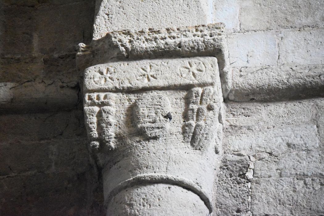 Ancienne abbaye : Eglise abbatiale, nef, détail d'un chapiteau sculpté