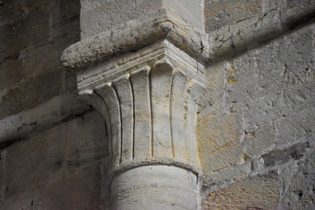 Ancienne abbaye : Eglise abbatiale, nef, détail d'un chapiteau sculpté