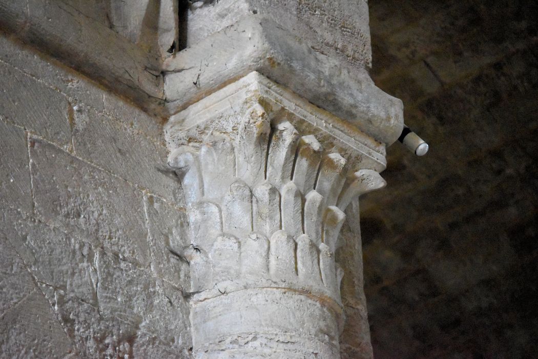 Ancienne abbaye : Eglise abbatiale, nef, détail d'un chapiteau sculpté