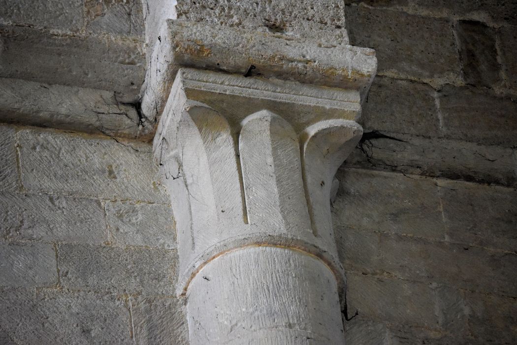 Ancienne abbaye : Eglise abbatiale, nef, détail d'un chapiteau sculpté