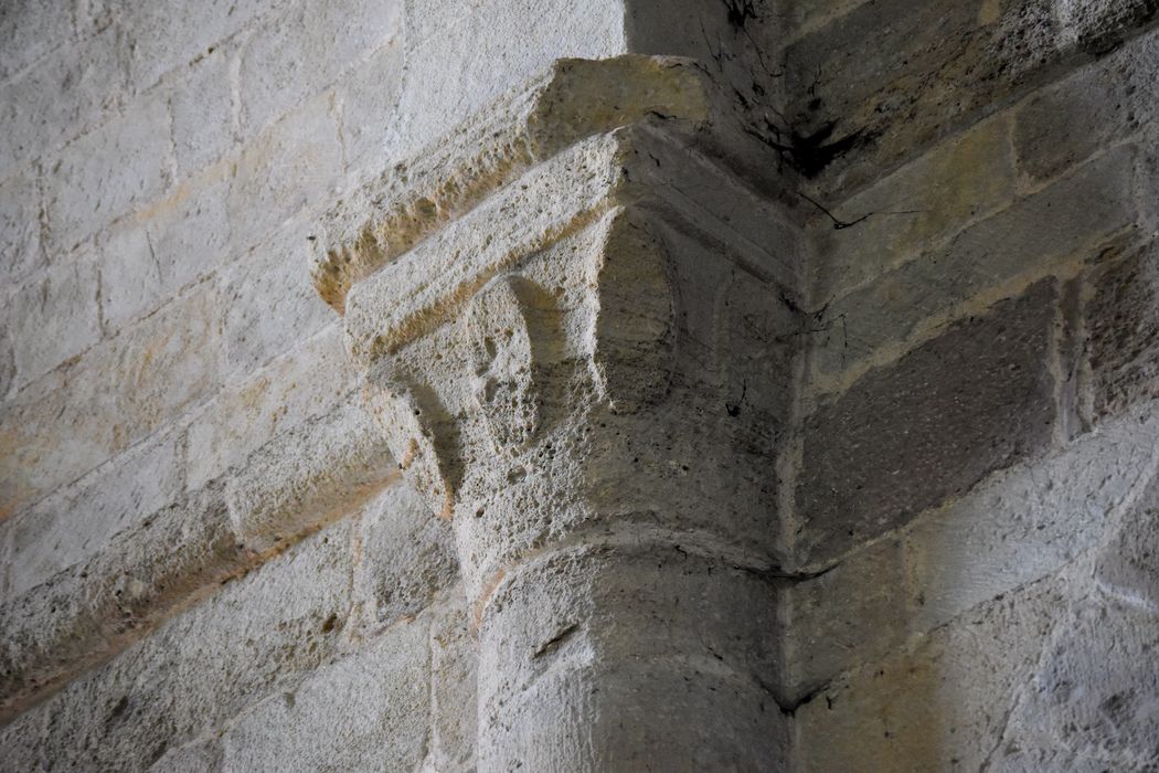 Ancienne abbaye : Eglise abbatiale, nef, détail d'un chapiteau sculpté