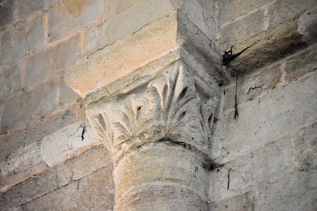 Ancienne abbaye : Eglise abbatiale, nef, détail d'un chapiteau sculpté