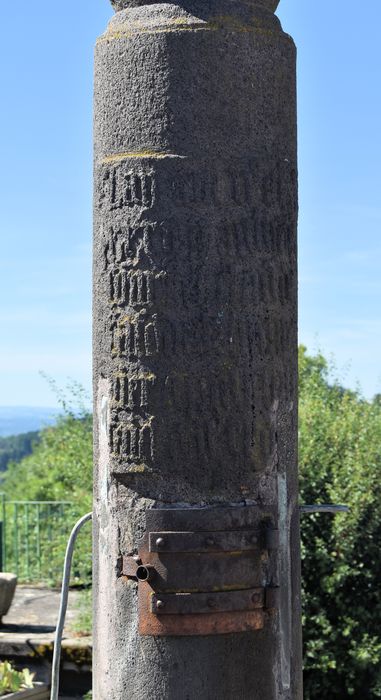 Croix en pierre : Détail du fût