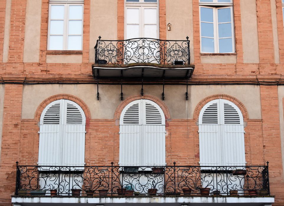 Immeuble, ancien hôtel Debia : Façade sur rue, vue partielle