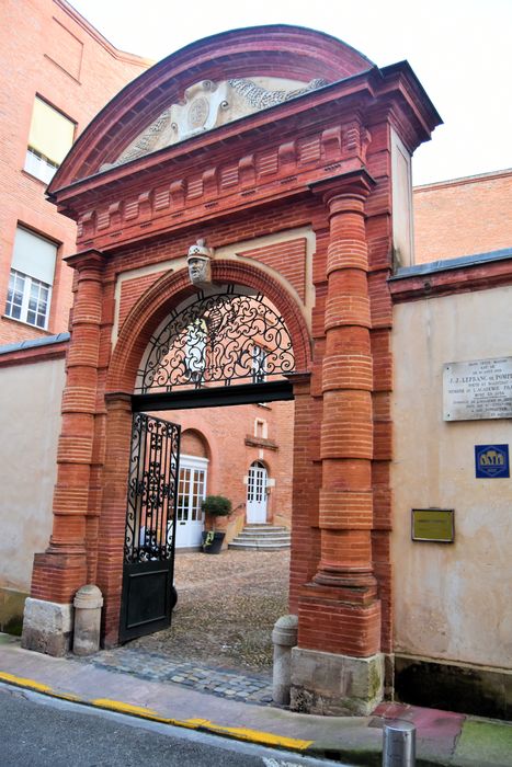 Hôtel Le Franc de Pompignan : Portail sur rue, vue générale