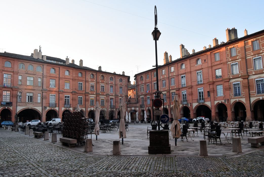 Immeubles : Façades sur la place, vue générale