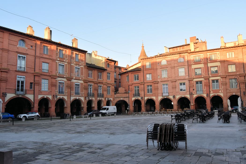 Immeubles : Façades sur la place, vue générale