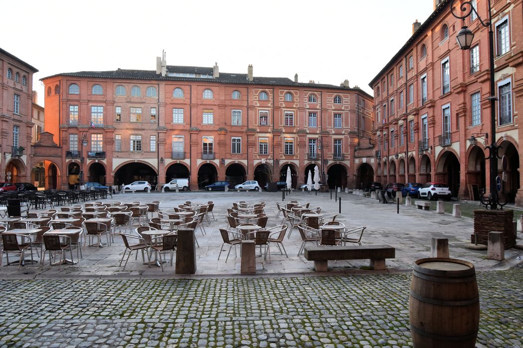 Immeubles : Façades sur la place, vue générale