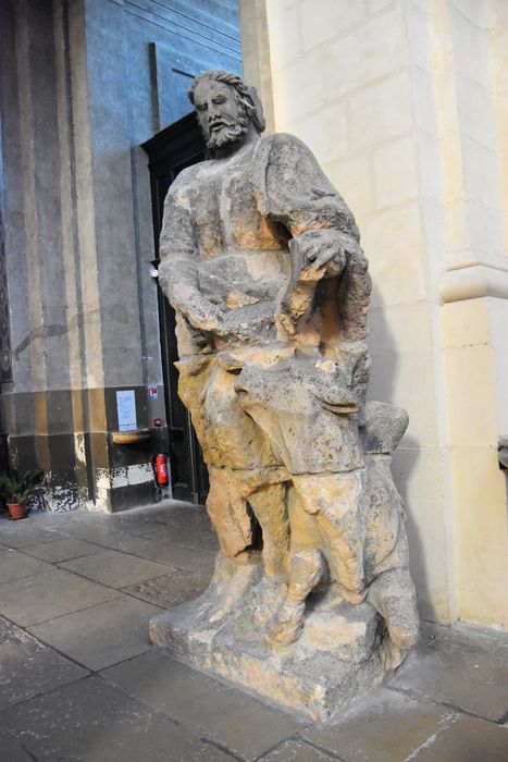 4 statues : les évangélistes (saint Luc, saint Matthieu, saint Marc, saint Jean Evangéliste)