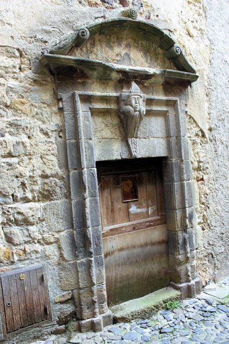 Maison : Porte d'accès sur rue, vue générale