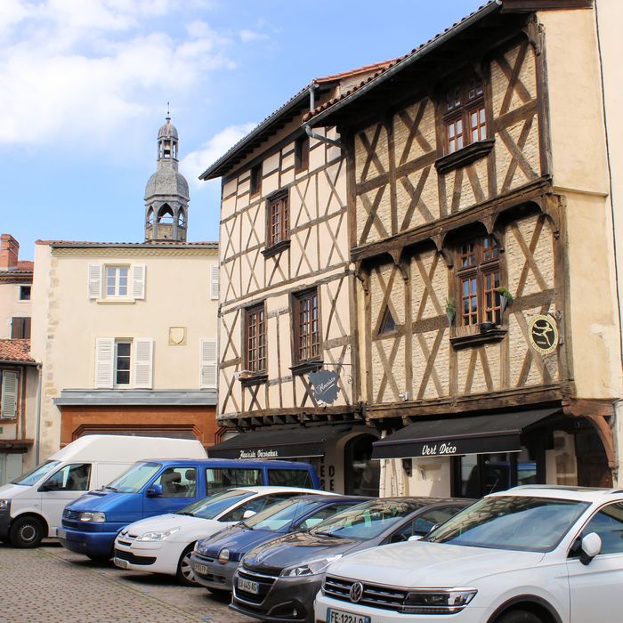 Maisons : Façades sur la place, vue générale