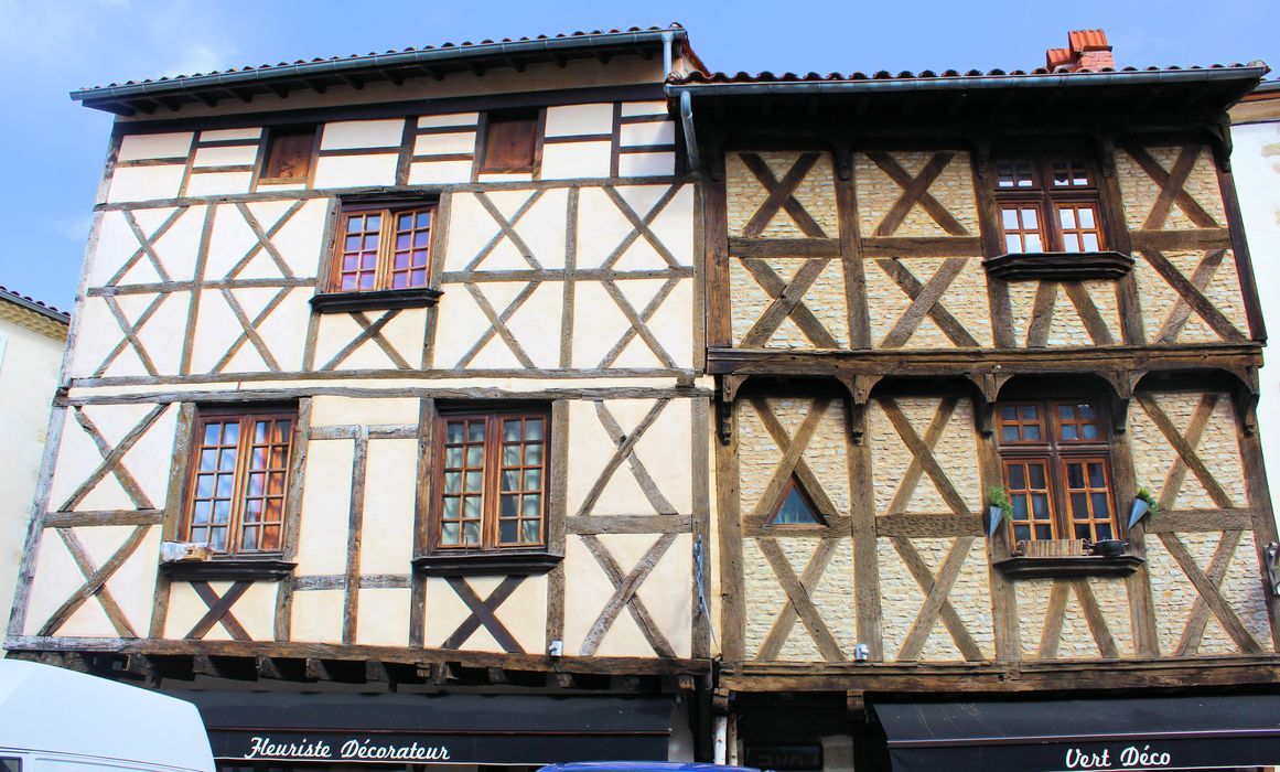 Maisons : Façades sur la place, vue générale