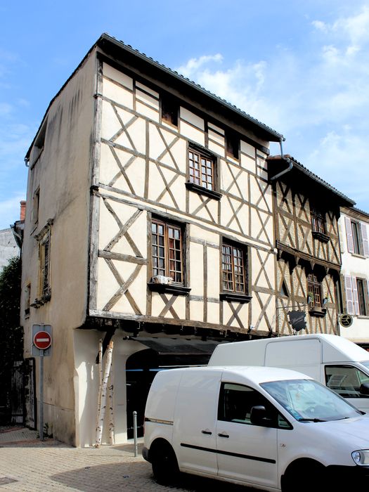 Maisons : Façades sur la place, vue générale