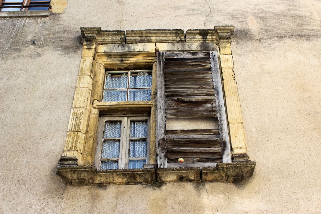 Maison : Façade latérale, détail de la fenêtre à meneau