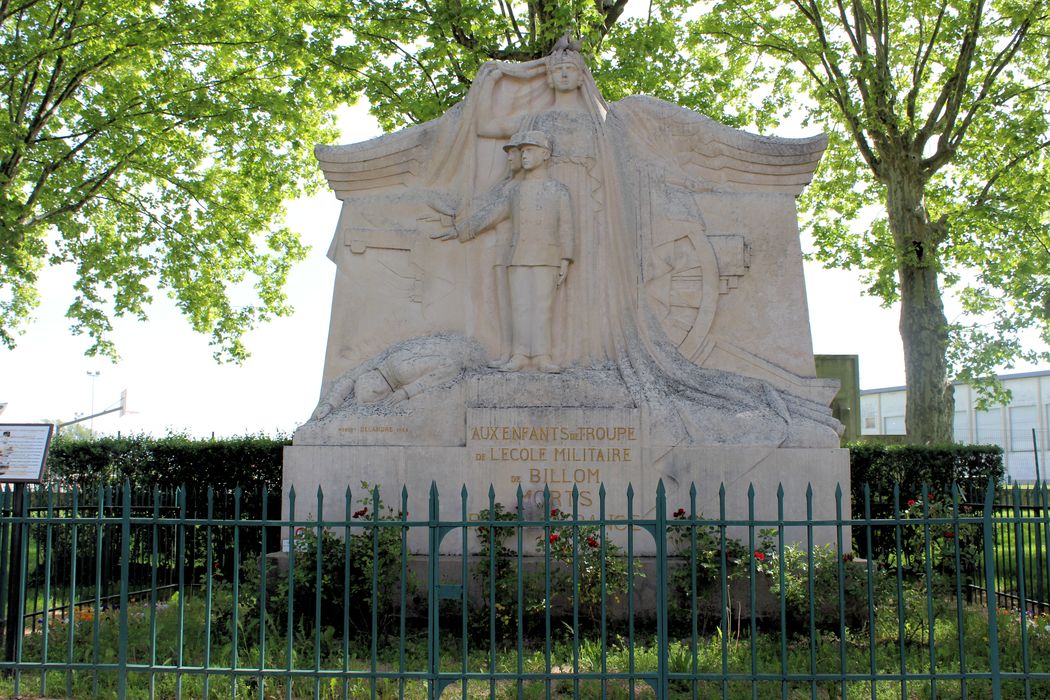 Monument aux morts des Enfants de troupe : Vue générale