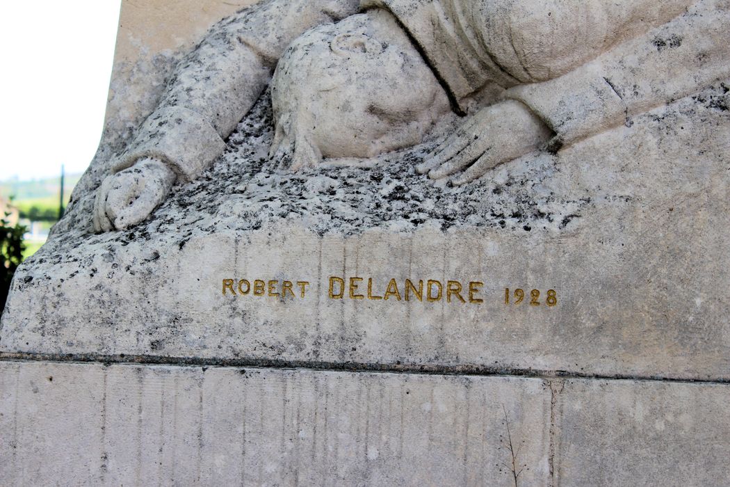 Monument aux morts des Enfants de troupe : Détail de la signature et de la date