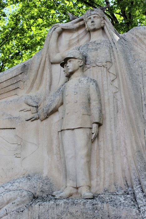 Monument aux morts des Enfants de troupe : Vue partielle