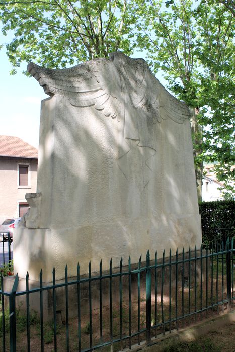 Monument aux morts des Enfants de troupe : Revers du monument, vue générale