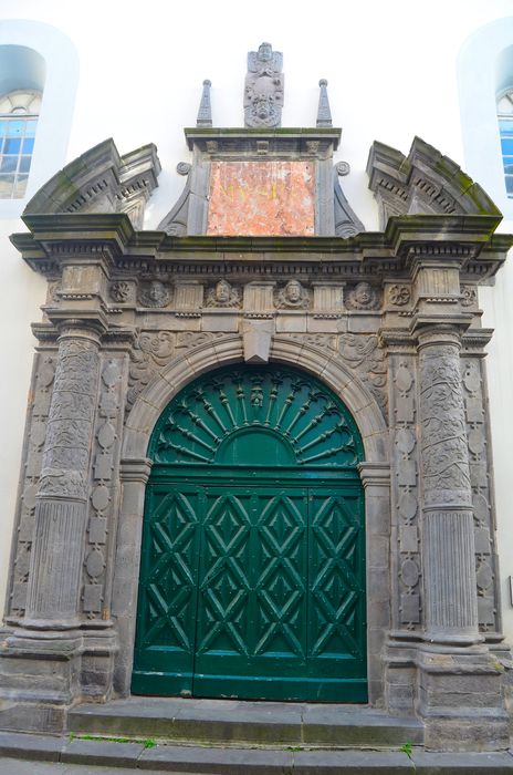 Musée : Porte d'accès sur rue, vue générale