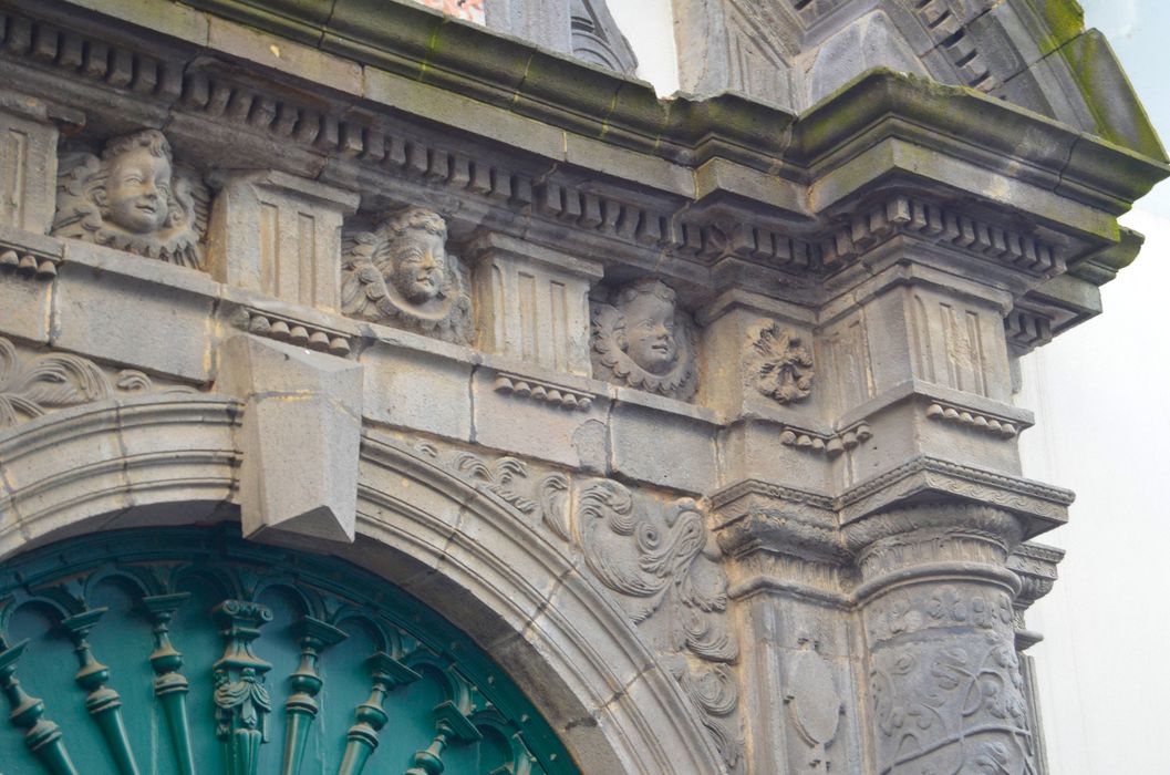 Musée : Porte d'accès sur rue, détail de l'encadrement sculpté