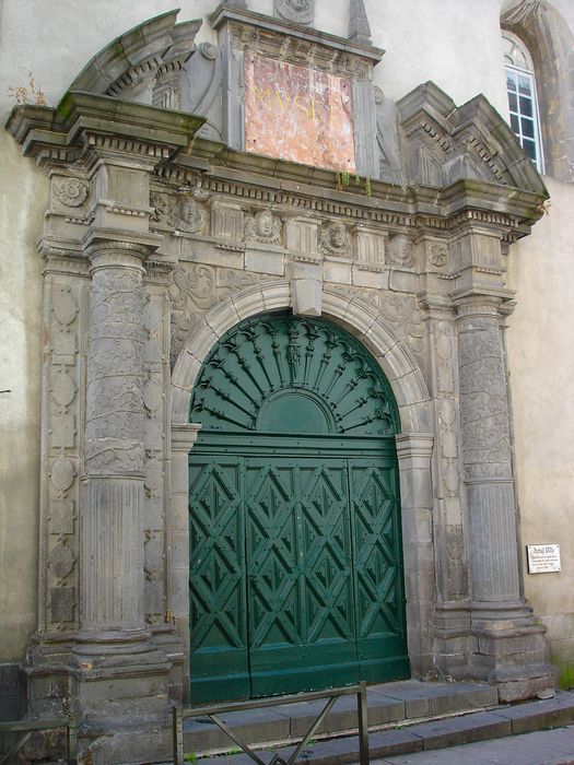 Musée : Porte d'accès sur rue, vue générale