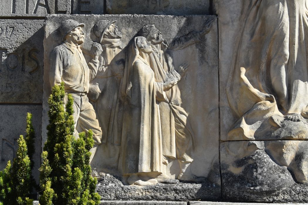 Monument aux morts : Détail d'un bas-relief