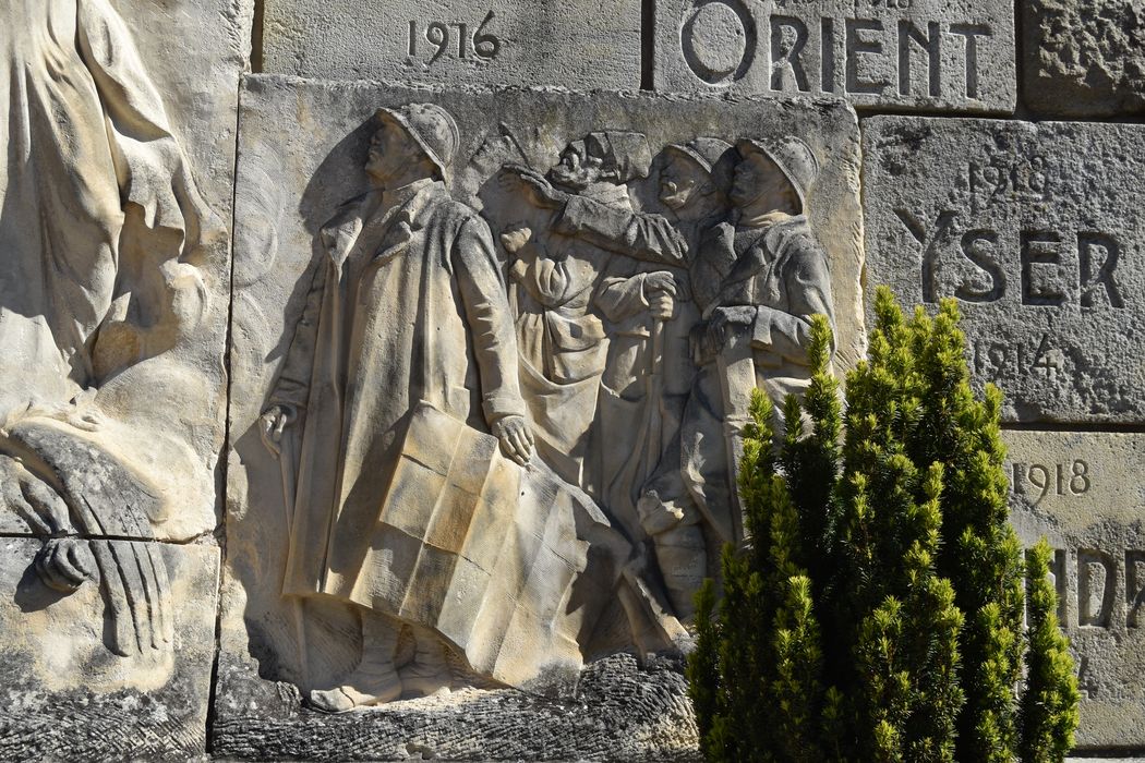 Monument aux morts : Détail d'un bas-relief