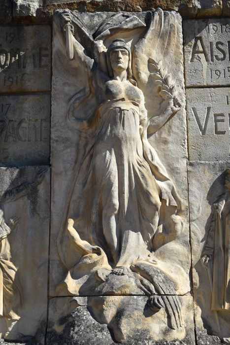 Monument aux morts : Détail d'un bas-relief