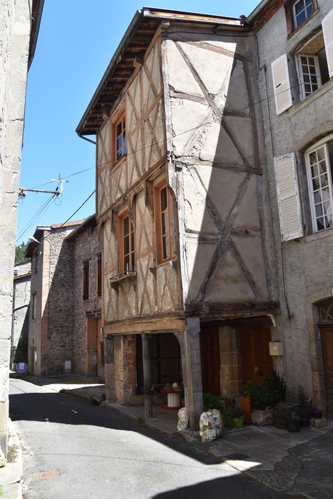 Maison à pans de bois à étage en encorbellement