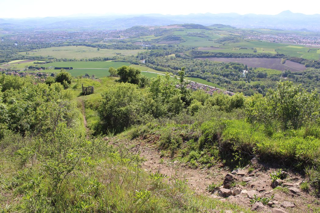 Oppidum du Puy du Mur : Motte castrale, vue partielle