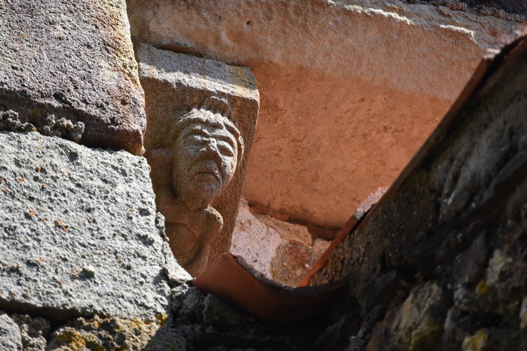 Eglise Sainte-Magdeleine : Façade latérale sud, détail d'un modillon sculpté