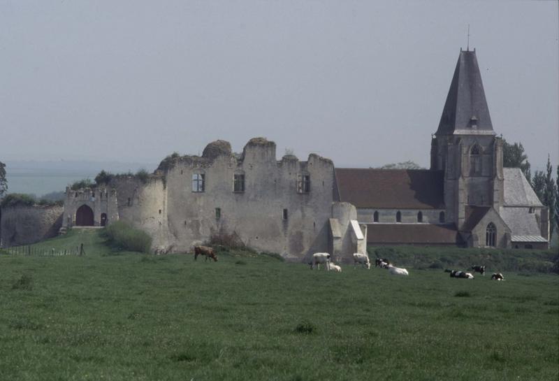 Ruines du logis et clocher de l'église