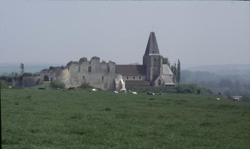 Ruines du logis et clocher de l'église