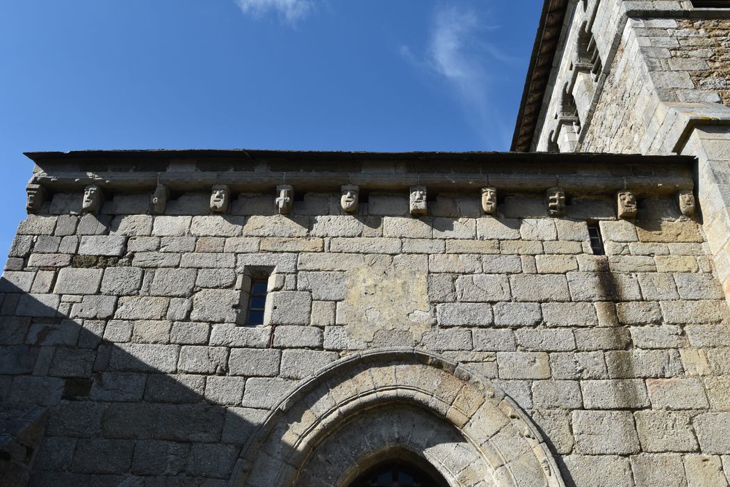 Eglise Saint-Victor : Façade latérale sud, vue partielle