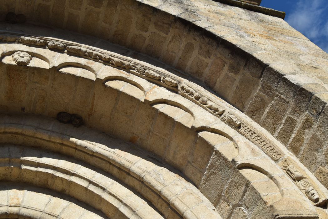 Eglise Saint-Blaise : Portail occidental, vue partielle