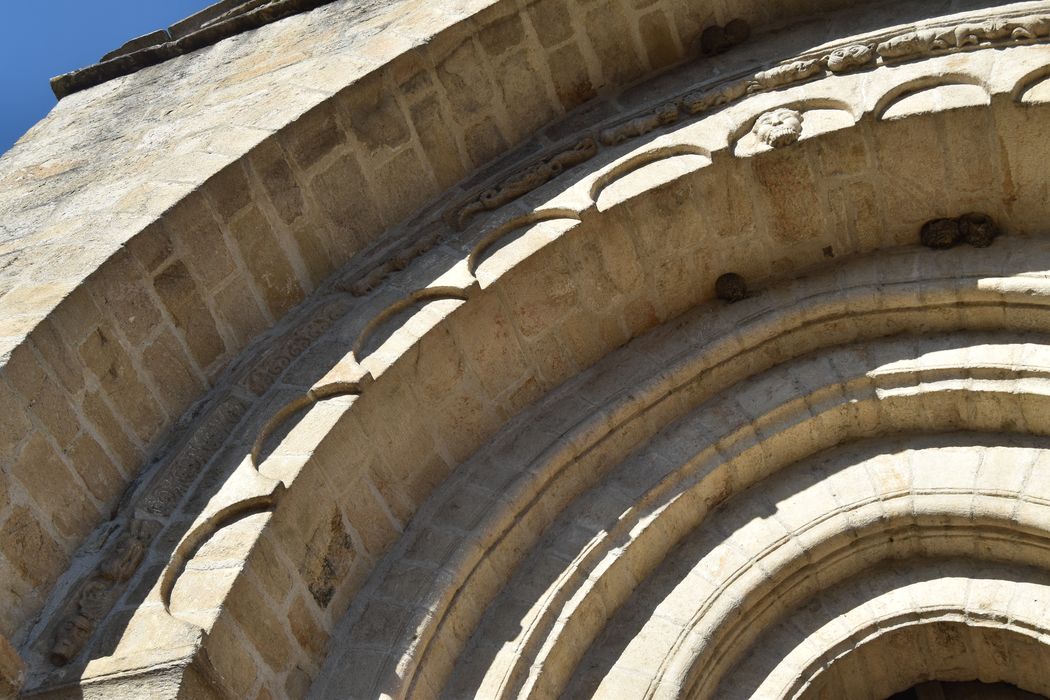 Eglise Saint-Blaise : Portail occidental, vue partielle