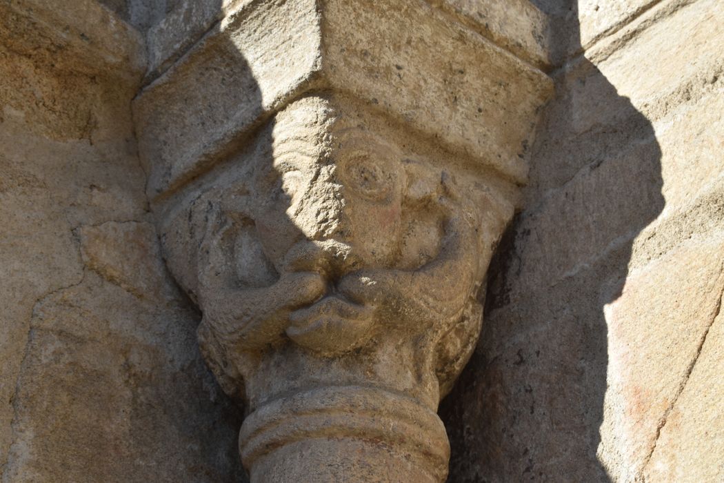 Eglise Saint-Blaise : Portail occidental, détail d'un chapiteau sculpté