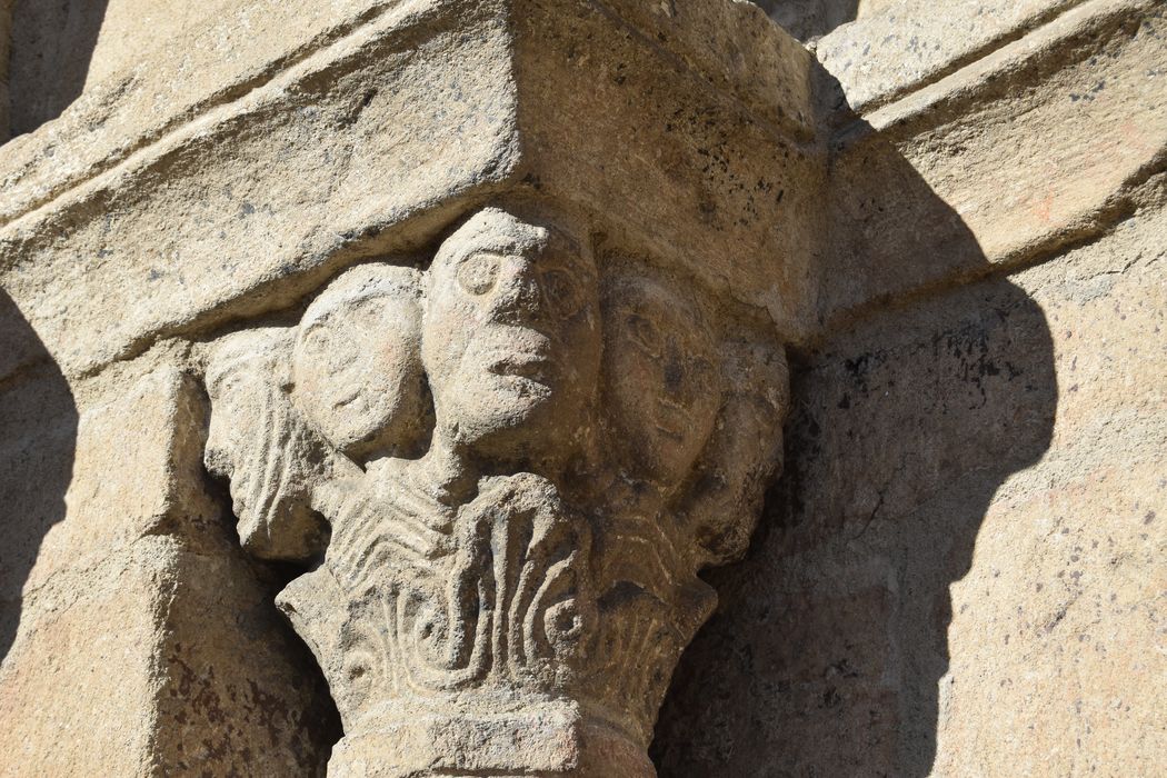 Eglise Saint-Blaise : Portail occidental, détail d'un chapiteau sculpté