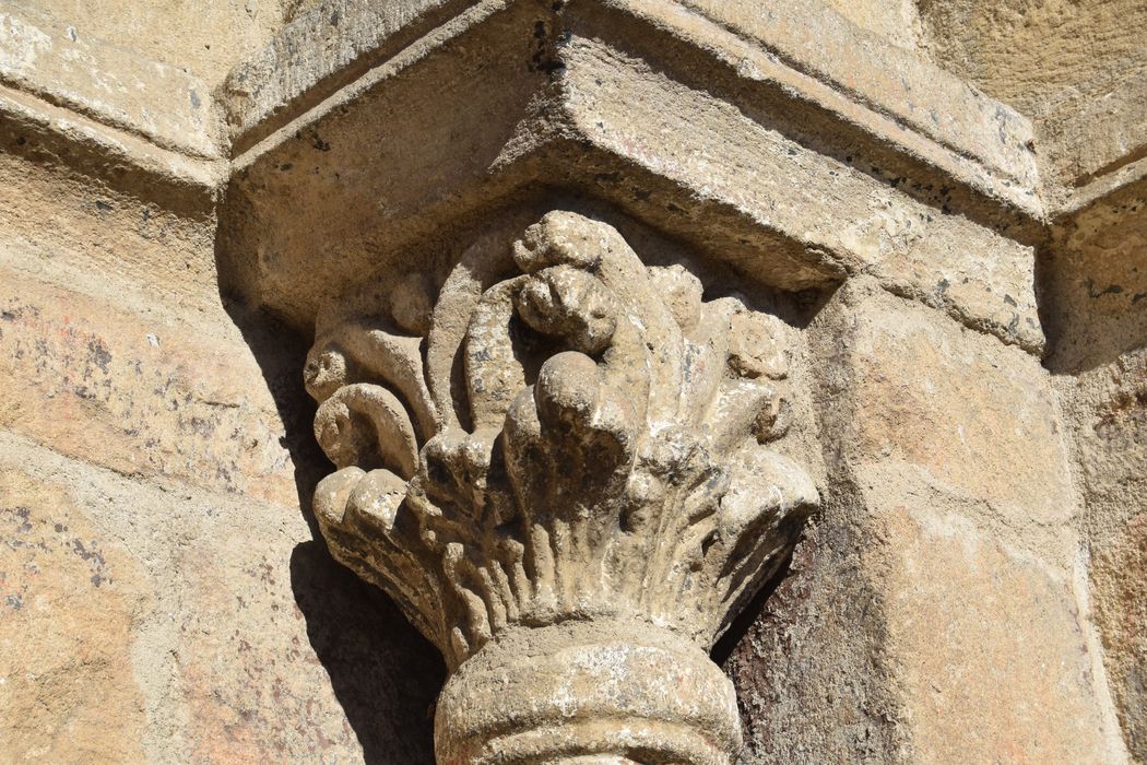 Eglise Saint-Blaise : Portail occidental, détail d'un chapiteau sculpté