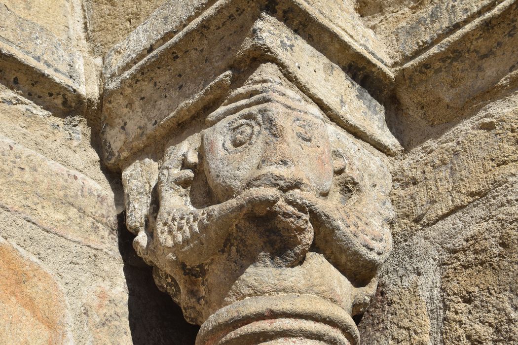 Eglise Saint-Blaise : Portail occidental, détail d'un chapiteau sculpté