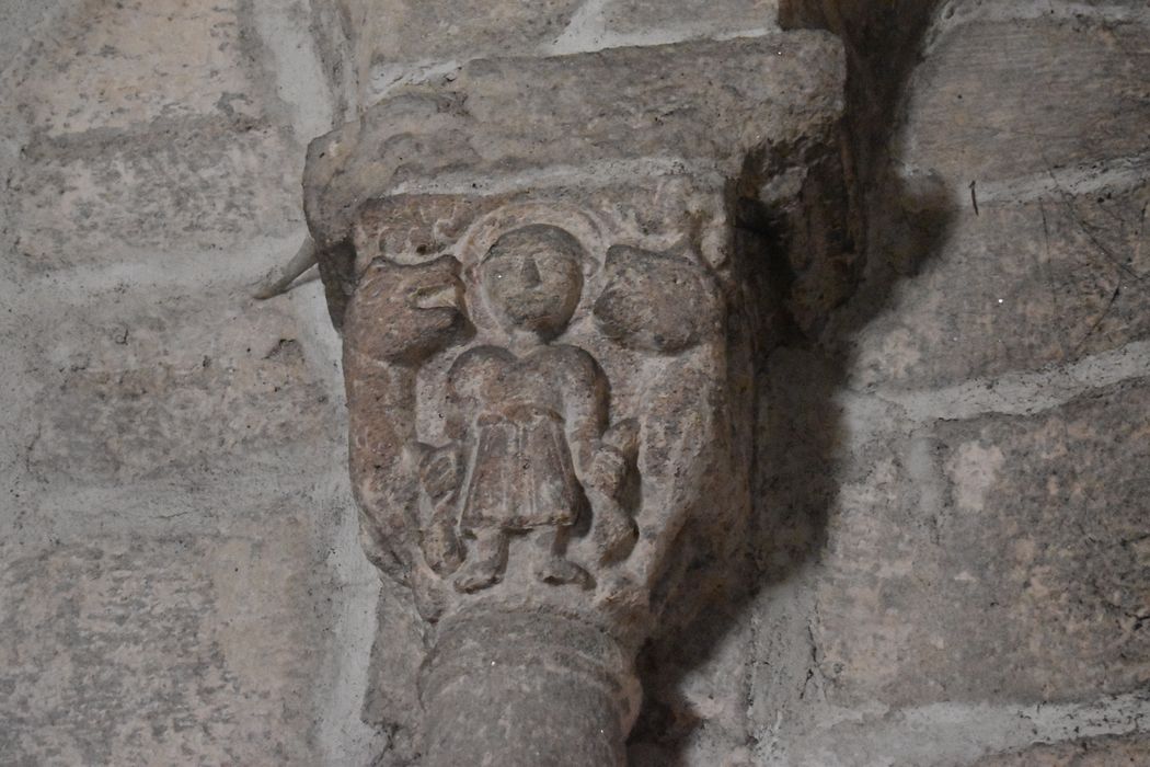 Eglise Saint-Blaise : Abside, détail d'un chapiteau sculpté