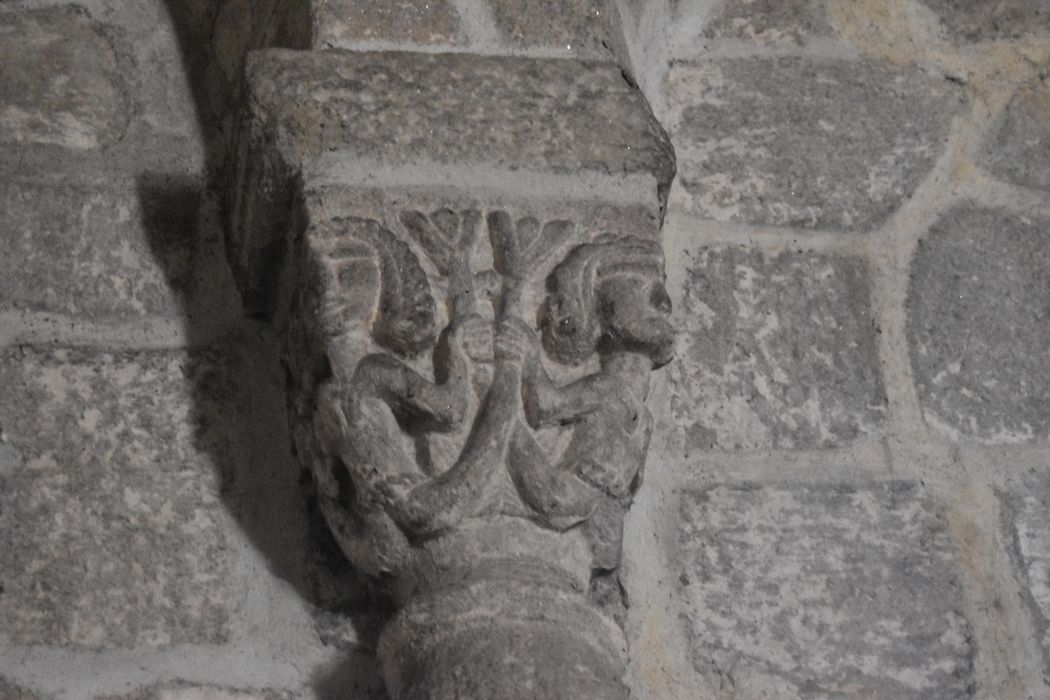 Eglise Saint-Blaise : Abside, détail d'un chapiteau sculpté