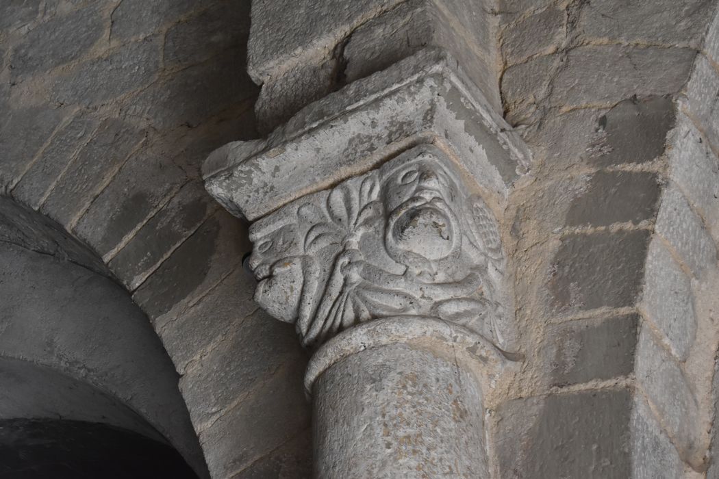 Eglise Saint-Blaise : Nef, détail d'un chapiteau sculpté