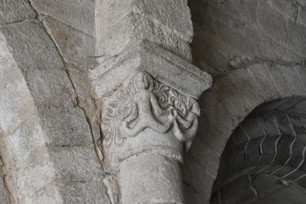 Eglise Saint-Blaise : Nef, détail d'un chapiteau sculpté