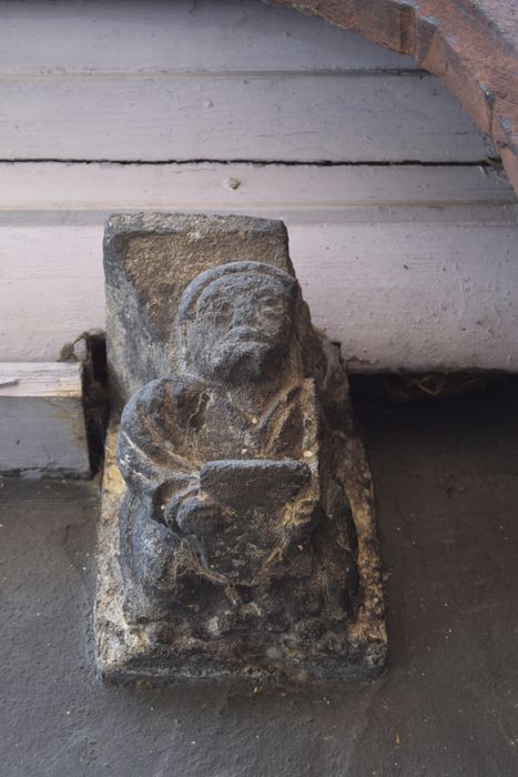 Maison à pans de bois : Détail d'une console sculptée