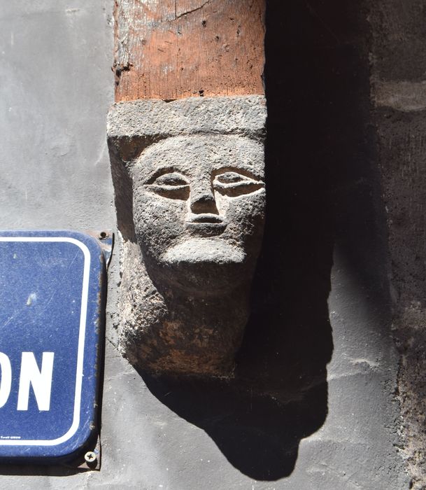 Maison à pans de bois : Détail d'une console sculptée