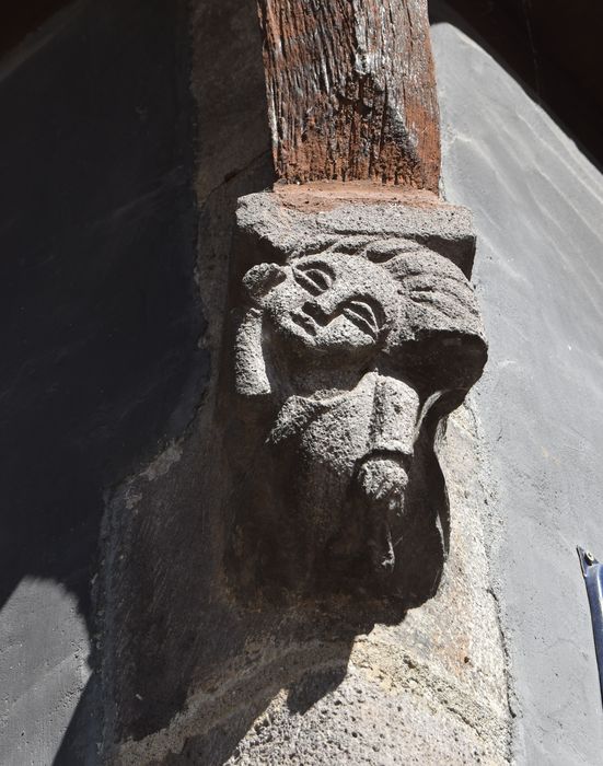 Maison à pans de bois : Détail d'une console sculptée