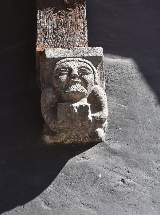 Maison à pans de bois : Détail d'une console sculptée