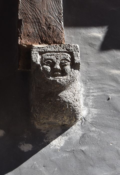 Maison à pans de bois : Détail d'une console sculptée